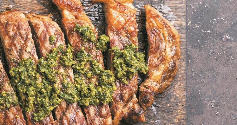 Bife com molho chimichurri para o jantar