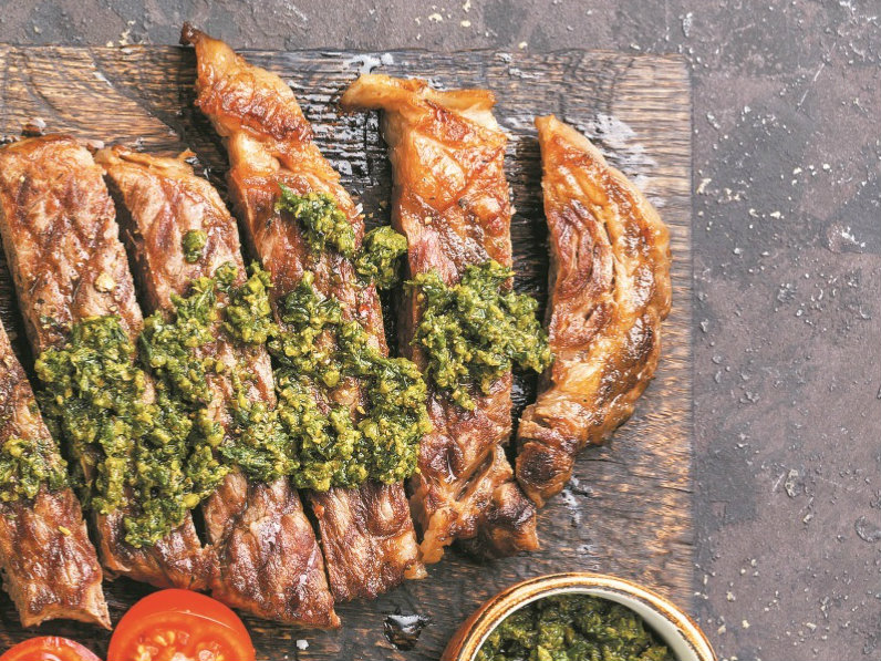 Bife com molho chimichurri para o jantar