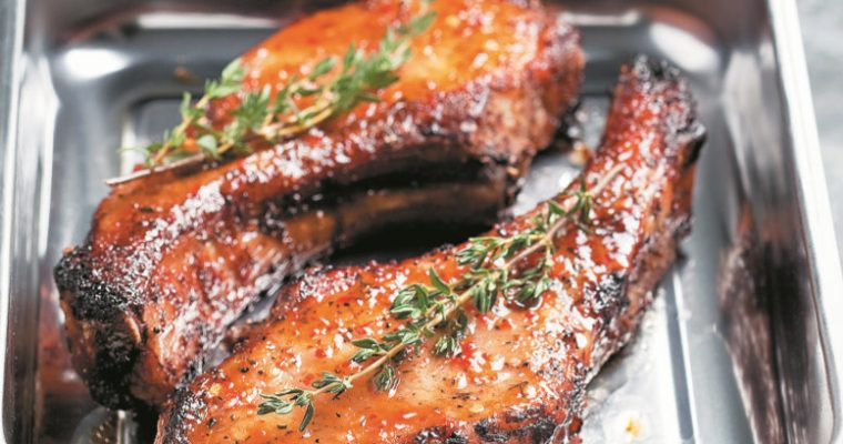 Costeletas com massa de pimentão. Quem resiste?