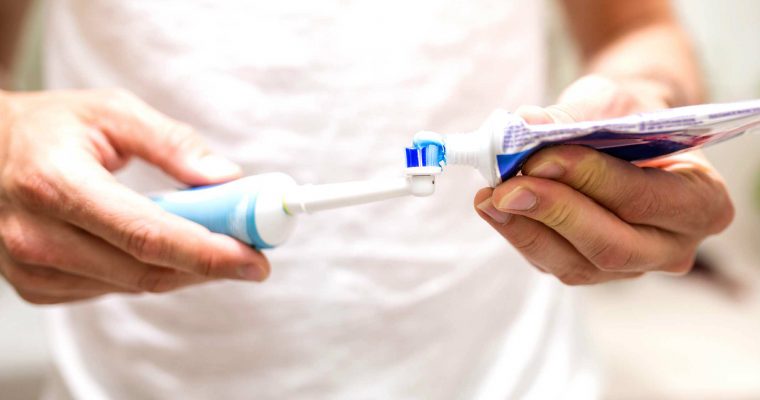 Que quantidade de pasta de dentes devemos aplicar?