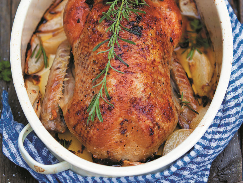 Pato assado com pera e rosmaninho