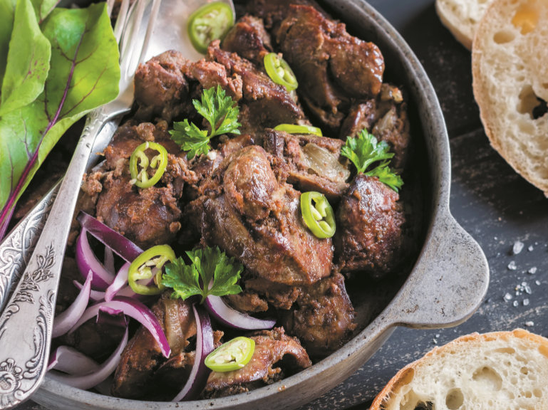 Deliciosos fígados de frango quentes