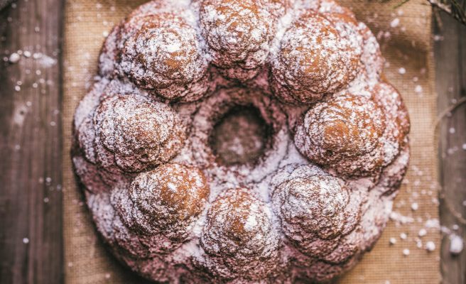 Bolo de banana com chocolate e canela