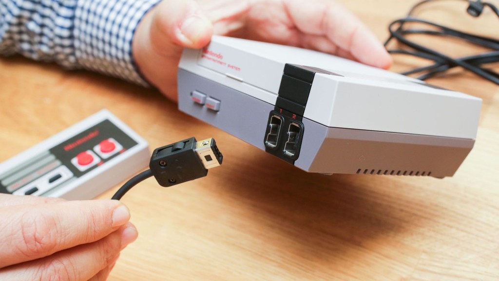 É uma versão “mini” da clássica Nintendo Entertainment System. A nostalgia fez com que esta consola esgotasse em apenas três dias. Vem com um comando e possui 30 jogos “clássicos” como o Super Mario Bros., Ice Clamber ou Castlevania.