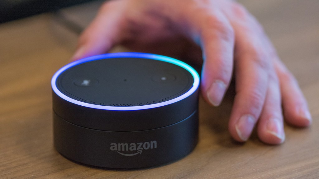 O Echo Dot é um pequeno aparelho com a forma de disco que se liga a um sistema através de Bluetooth e outros dispositivos inteligentes. Tem um microfone multidirecional que permite-nos dar comandos de voz em qualquer parte da sala para controlar o sistema de som.