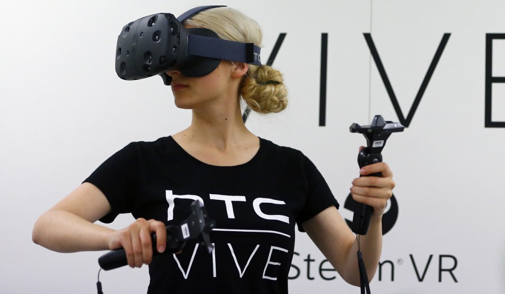 Este aparelho consegue transformar um quarto num espaço 3D através de sensores que nos permitem viver num mundo virtual, navegando naturalmente com a capacidade de caminhar e controlar movimentos como manipular objetos e interagir com bastante precisão.