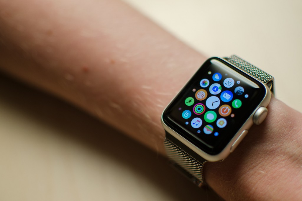 Pretende ser mais do que um iPhone de pulso, pois o objetivo é que seja um companheiro para várias atividades, incluindo natação e corrida. Tem uma grande capacidade de impermeabilização, um ecrã brilhante, um processador muito rápido e uma GPS bastante funcional. A opinião dos críticos foi extremamente positiva.