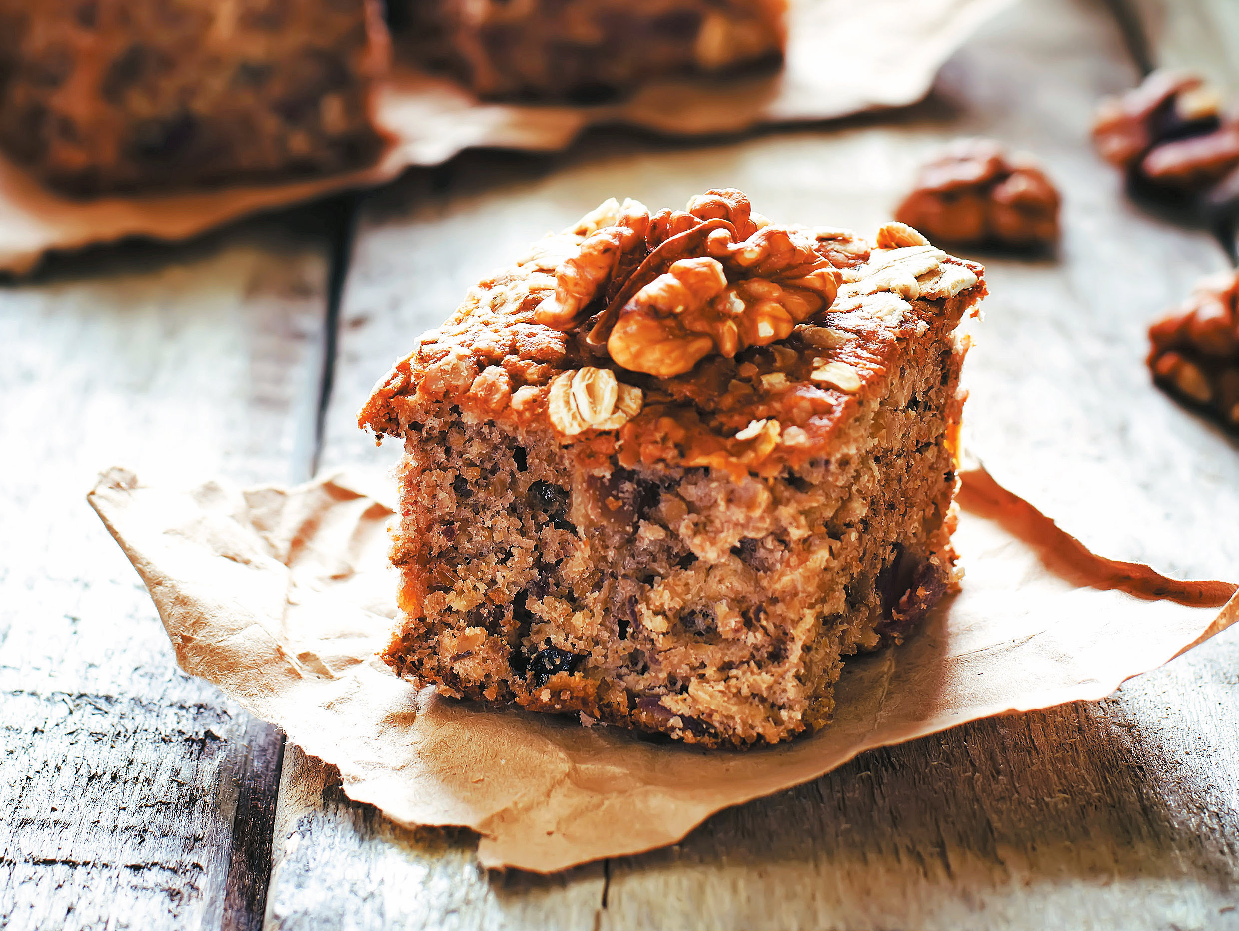 Bolo de farinha de aveia e nozes