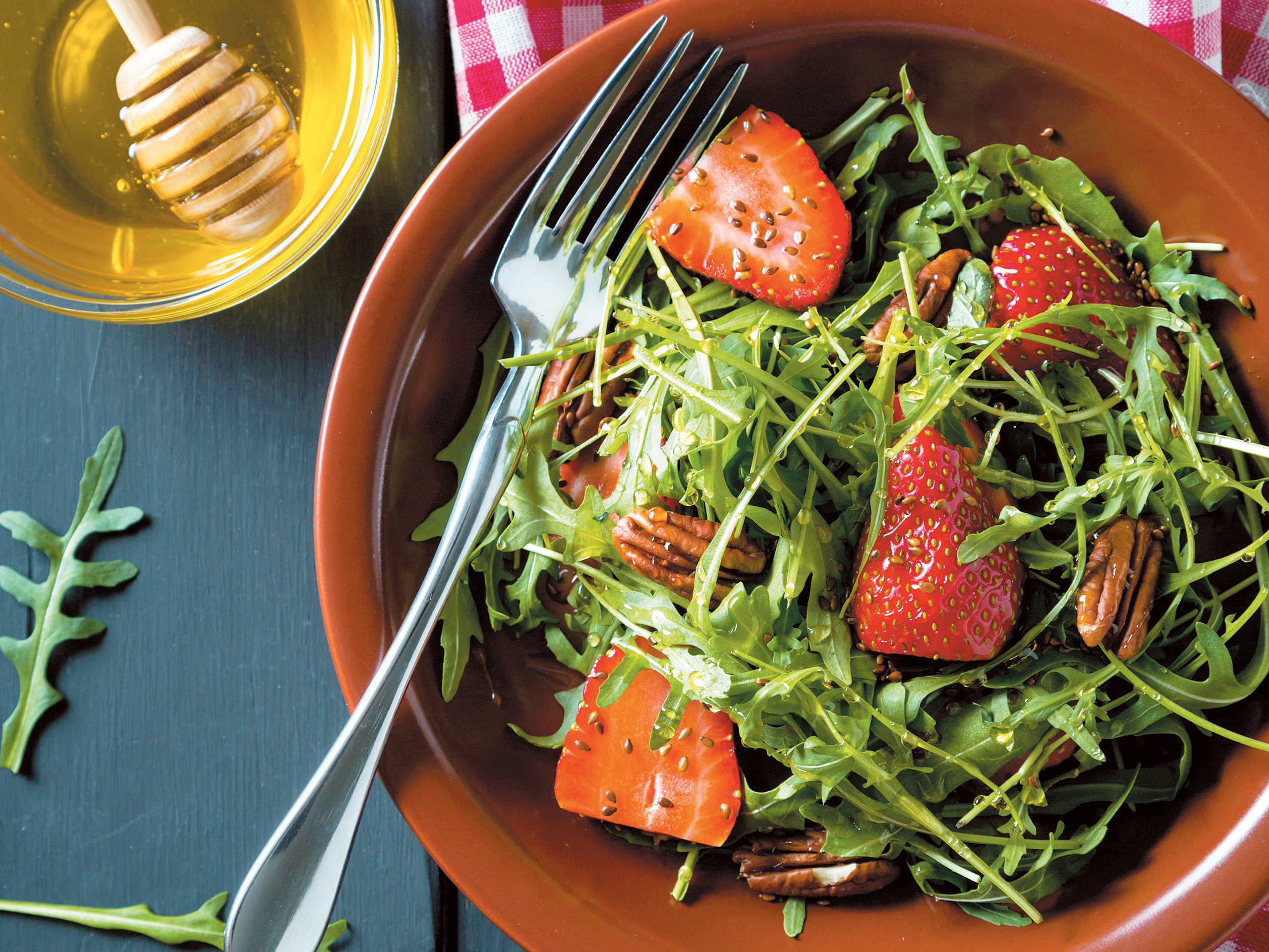 Salada de morangos, mel e nozes