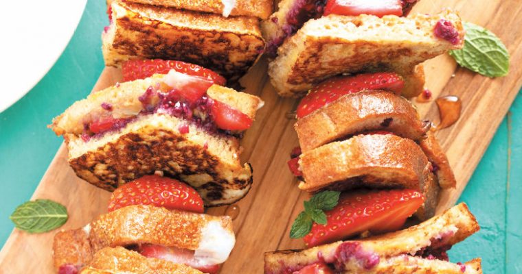 Tosta de queijo, mel e morangos