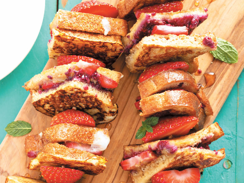 Tosta de queijo, mel e morangos