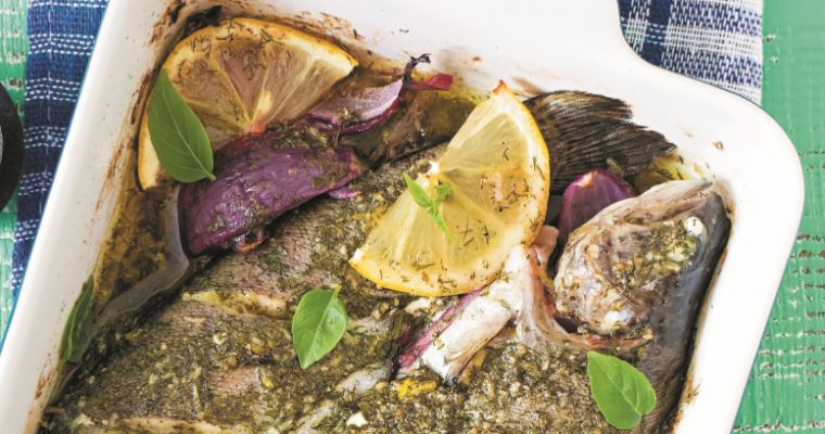 Truta no forno com ervas saudável e deliciosa