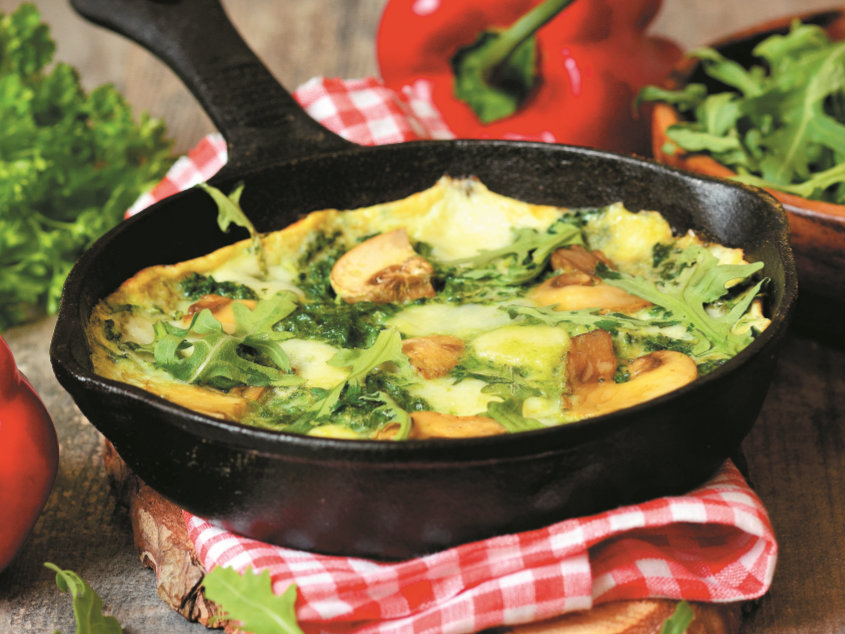 Fácil e rápido: omeleta de cogumelos e espinafres