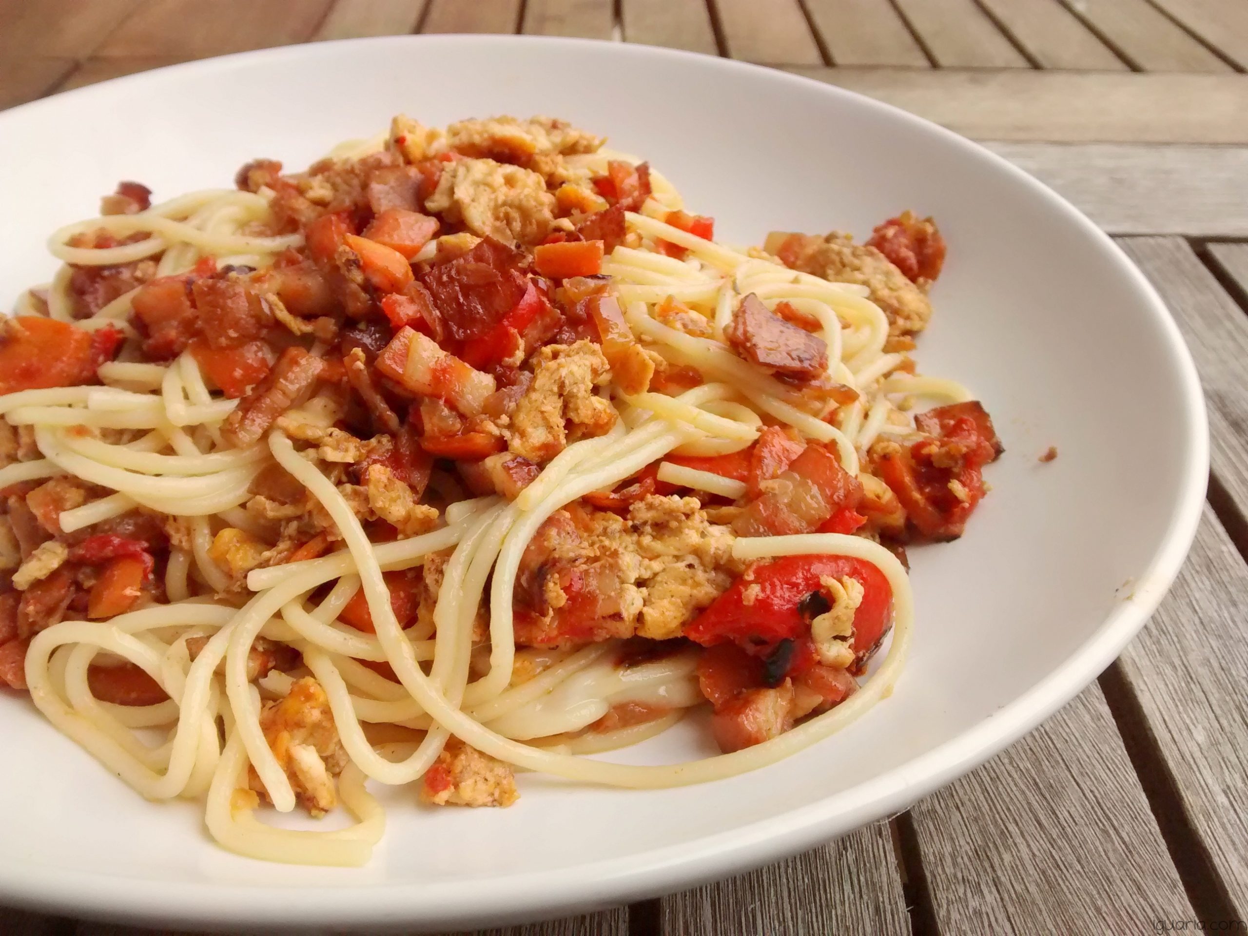 Esparguete com ovos e bacon