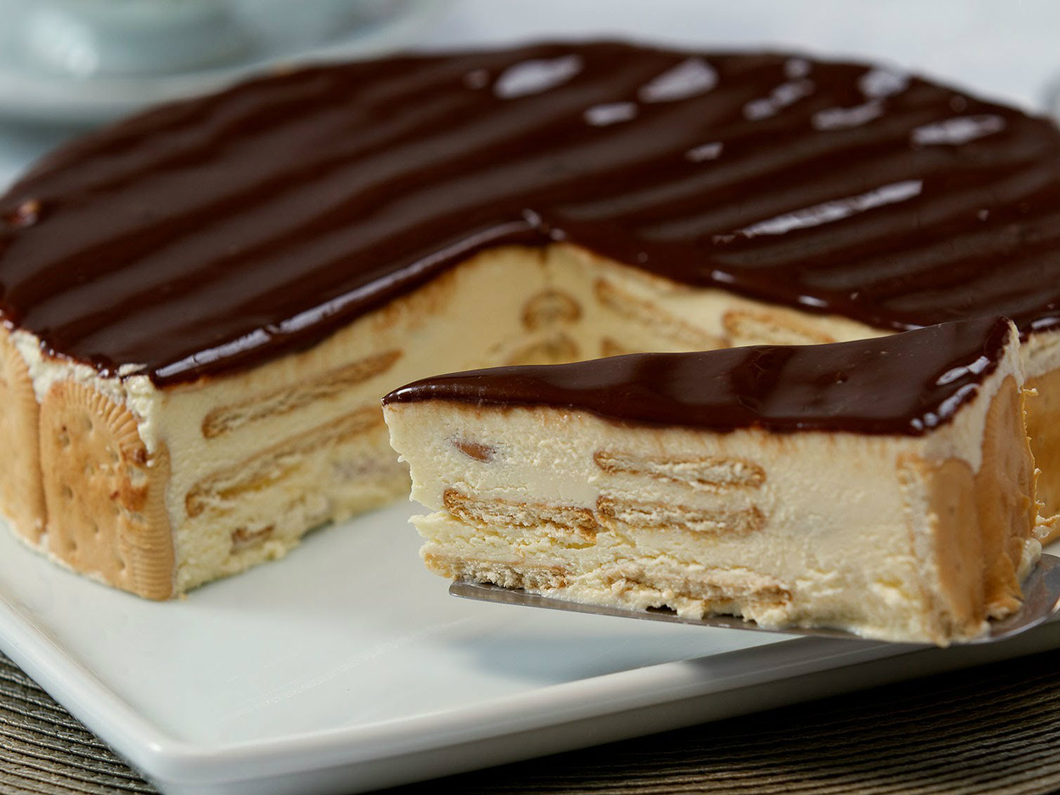 Bolo fresco de bolacha e chocolate