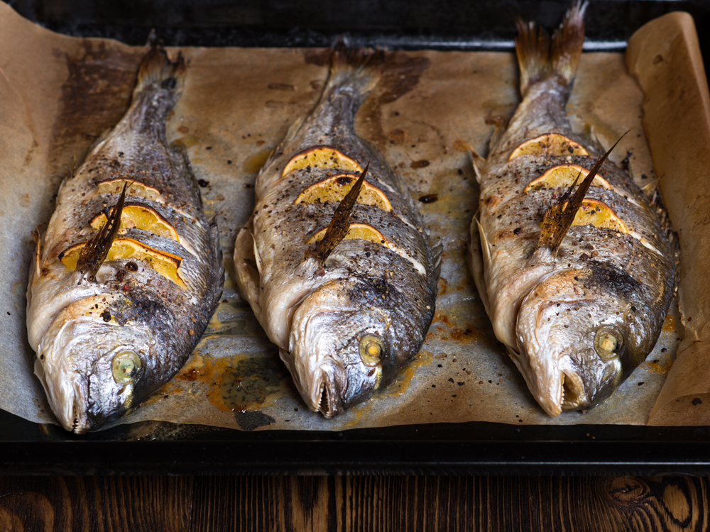 A receita de douradas com laranja da Lara Afonso