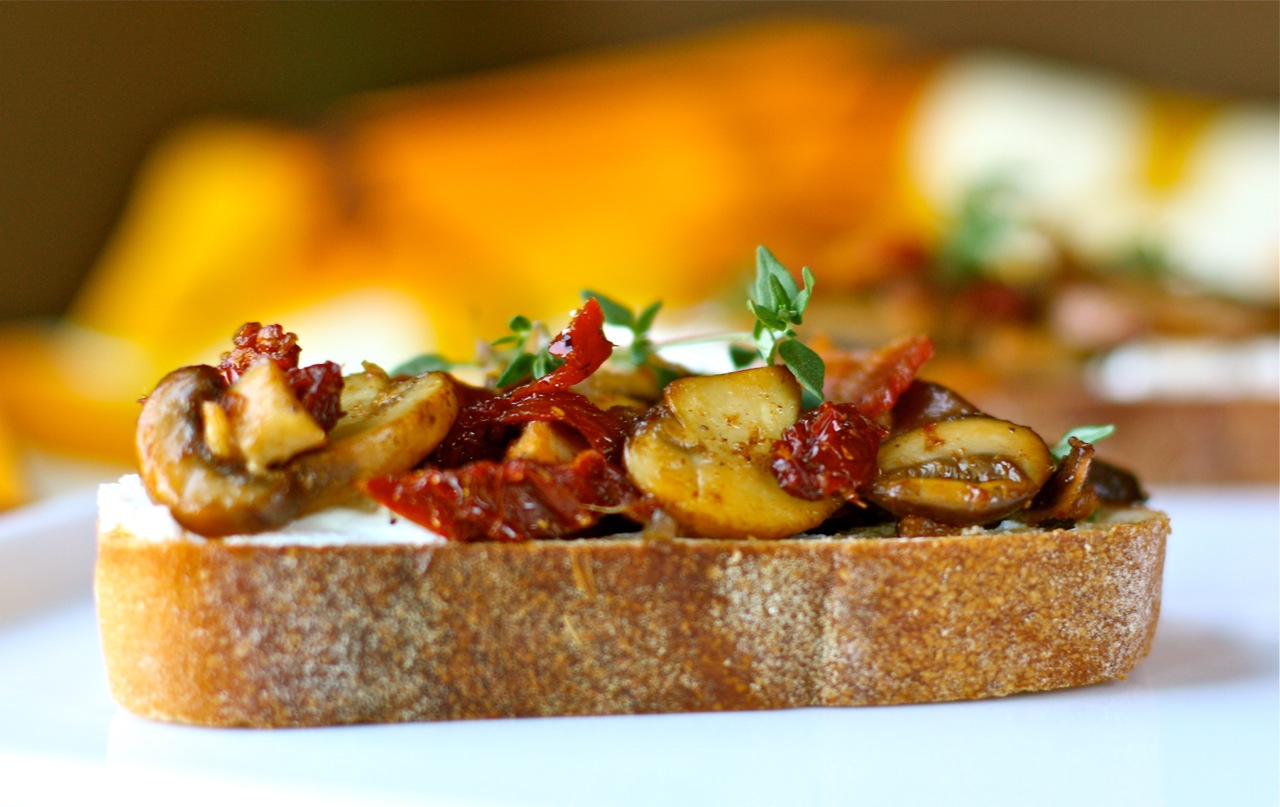 Receita de bruschetta de cogumelos e tomate seco