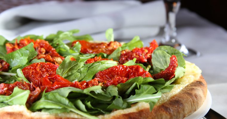 Piza de rúcula e tomate seco