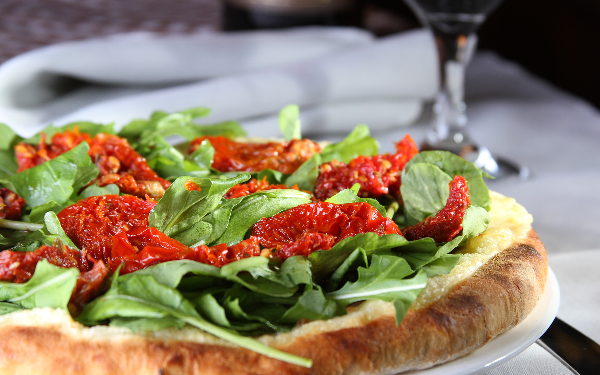 Piza de rúcula e tomate seco