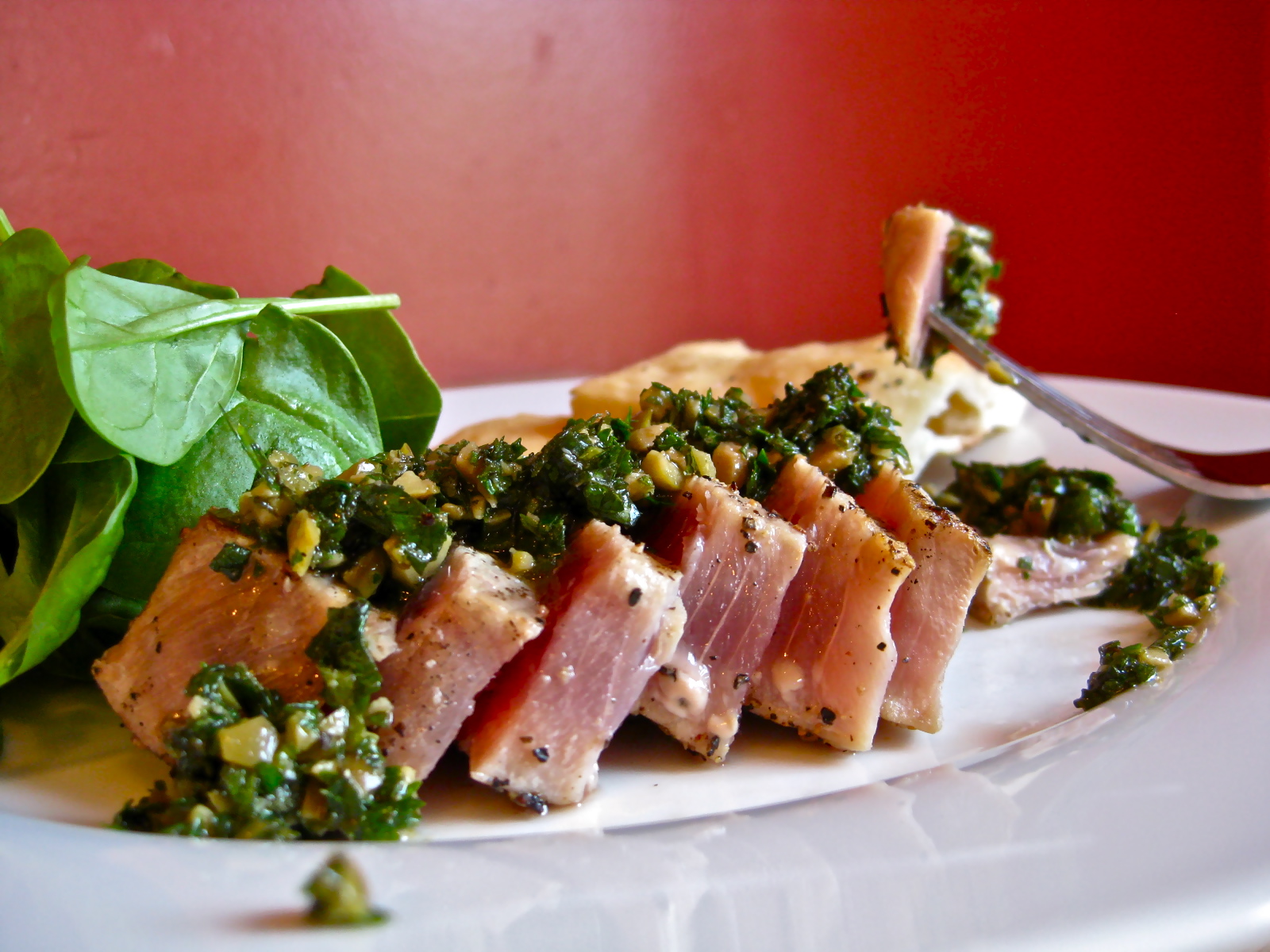 Bife de atum com molho de salsa verde