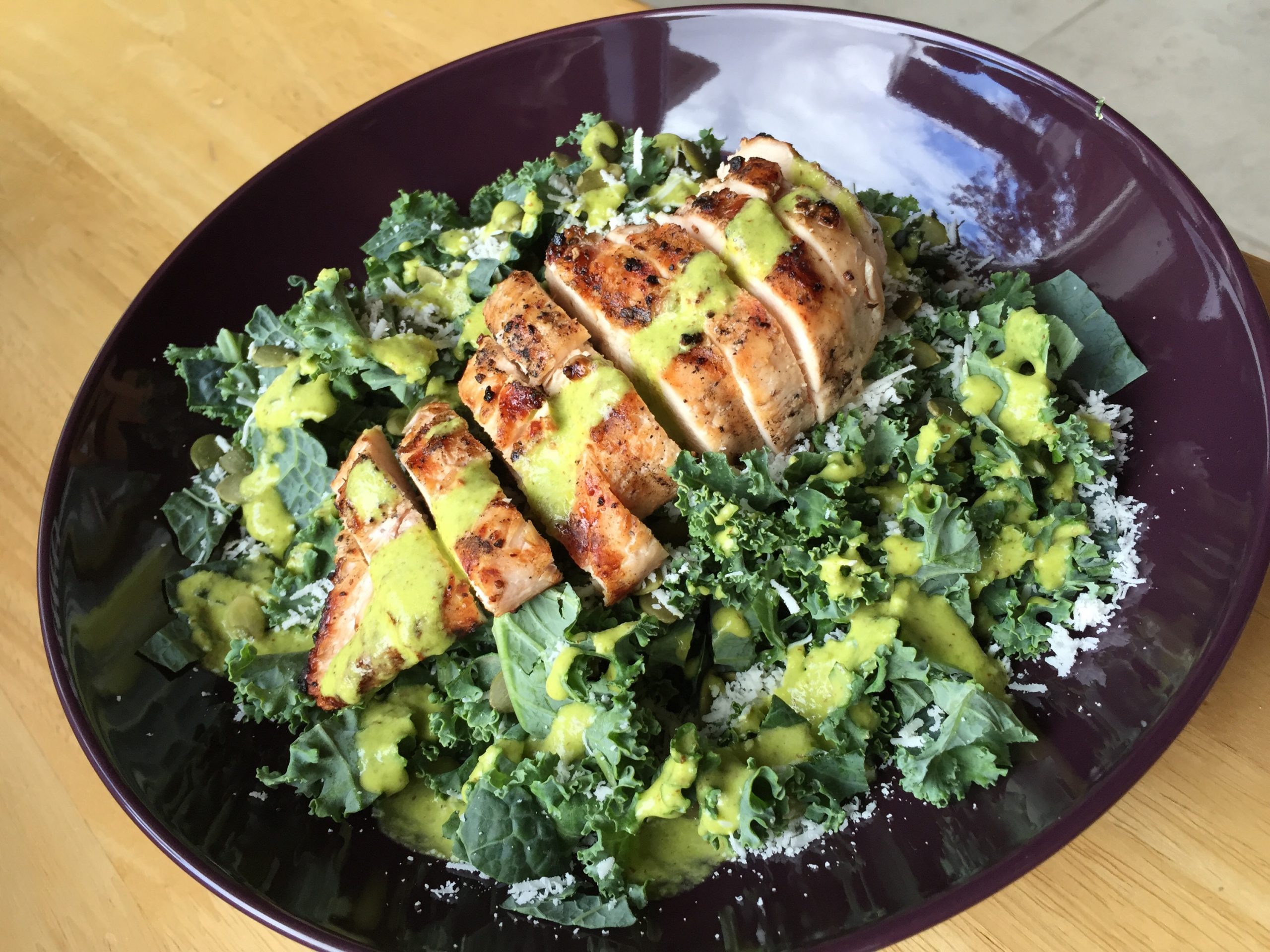 Molho de limão-salsa e salada de couve kale