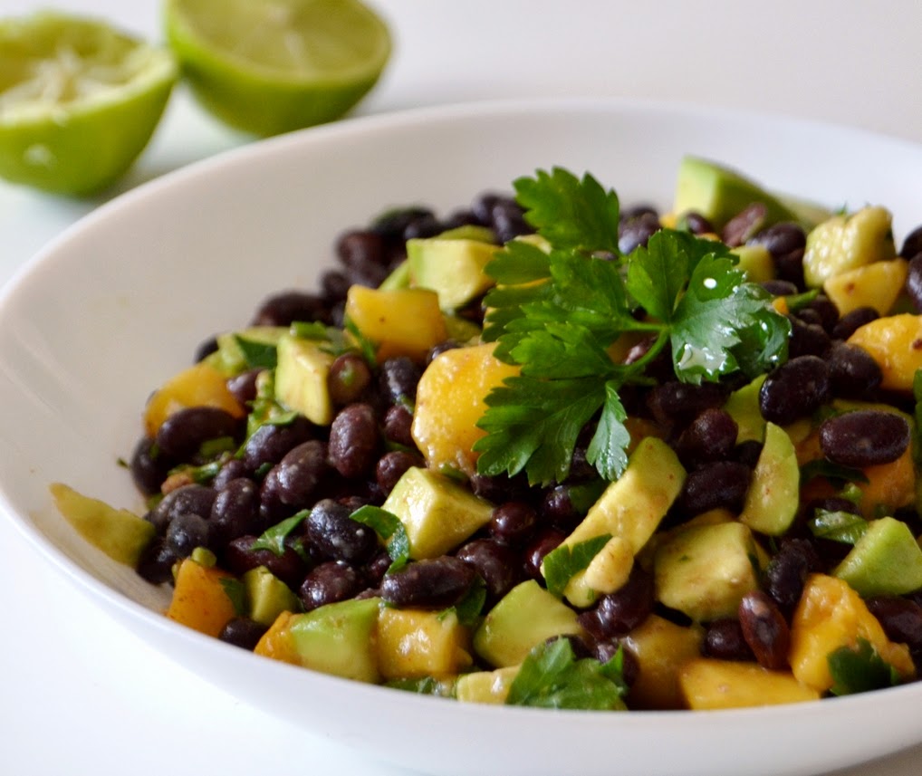 Salada de feijão preto, manga e abacate