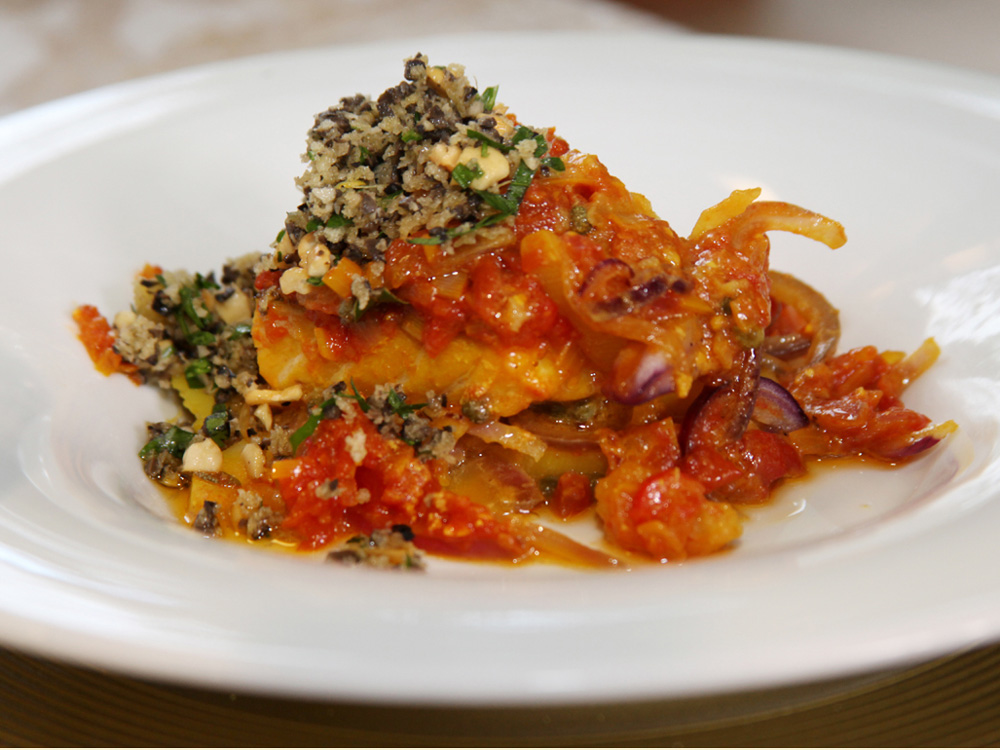 Postas de bacalhau com tomate e açafrão