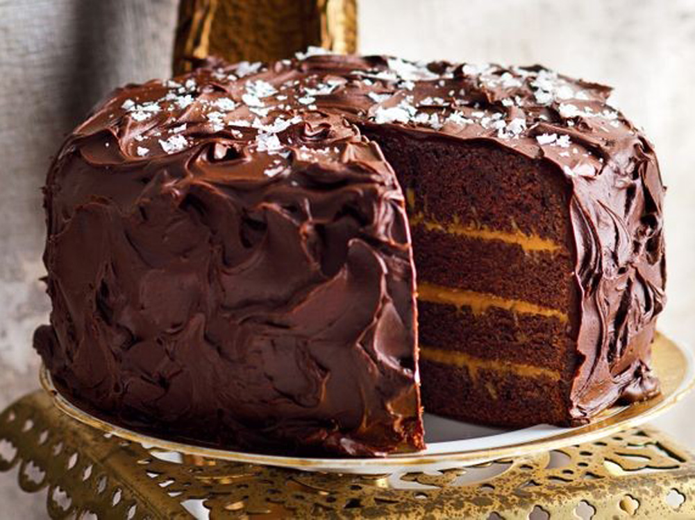 Bolo de chocolate em camadas com caramelo salgado