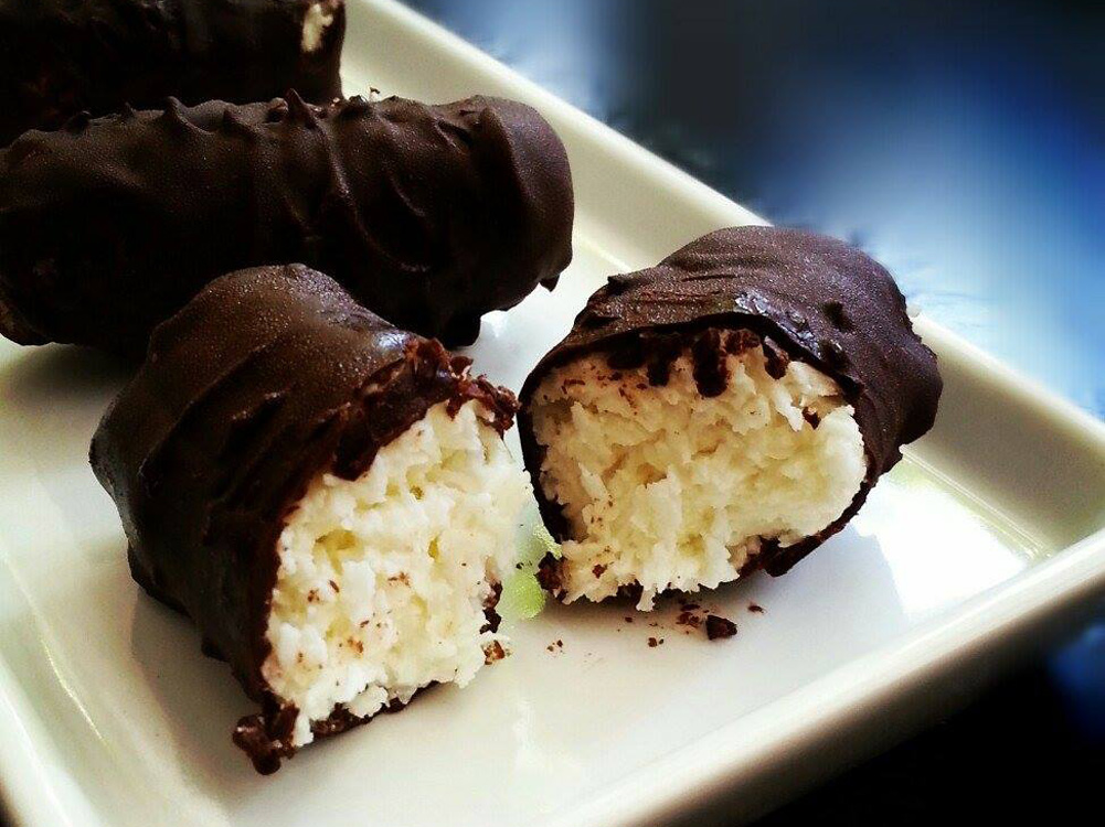 Barrinhas de coco cobertas com chocolate cheias de saúde