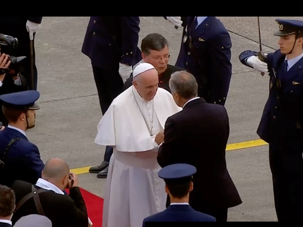 Papa Francisco aterrou em Monte Real
