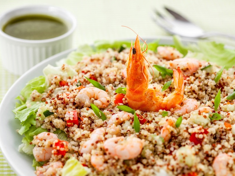 Salada de quinoa com camarão