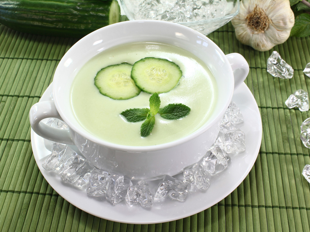 Sopa fria de pepino e ervas aromáticas