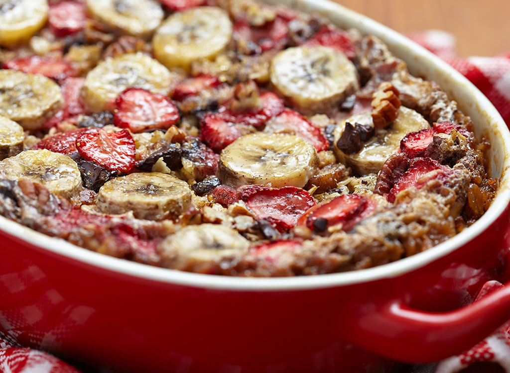 Aveia no forno com banana e morangos: um cheirinho e sabor deliciosos