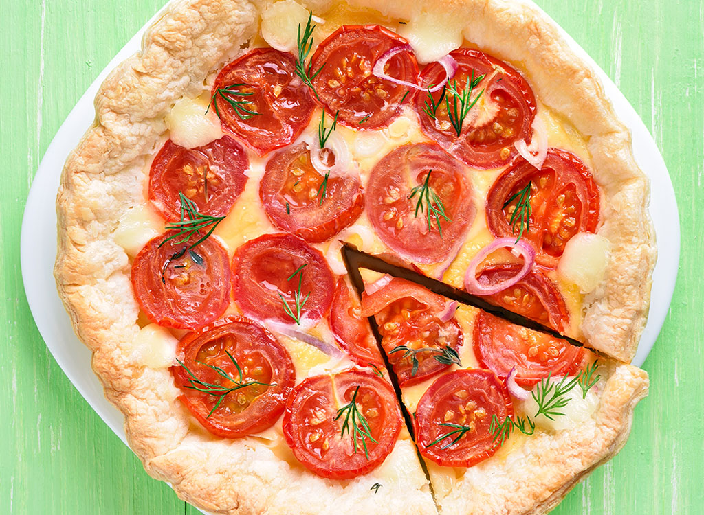 Nem todas as tartes têm de ser doces. Inove com a tarte salgada de tomate e queijo