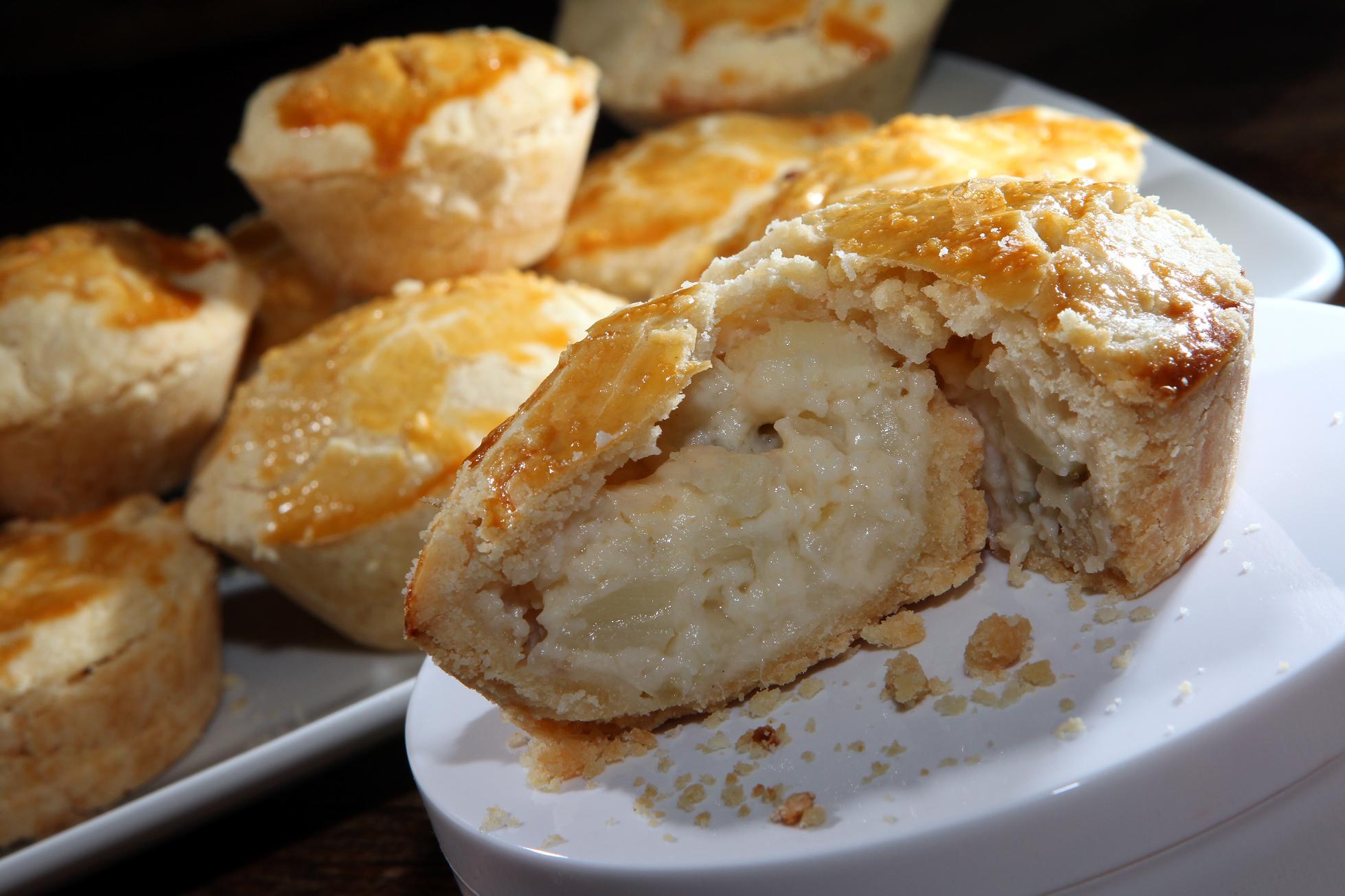 Sobrou frango outra vez! E que tal umas empadinhas?