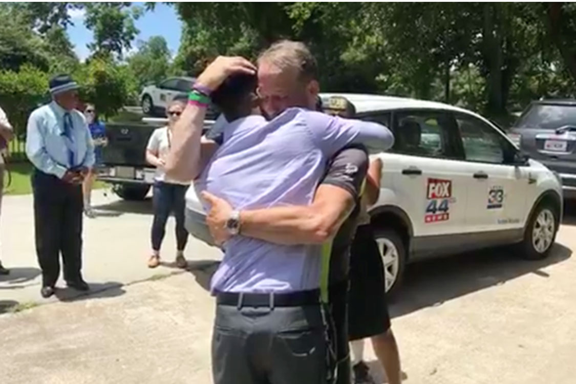 Pai faz 4000 km para homenagear a falecida filha