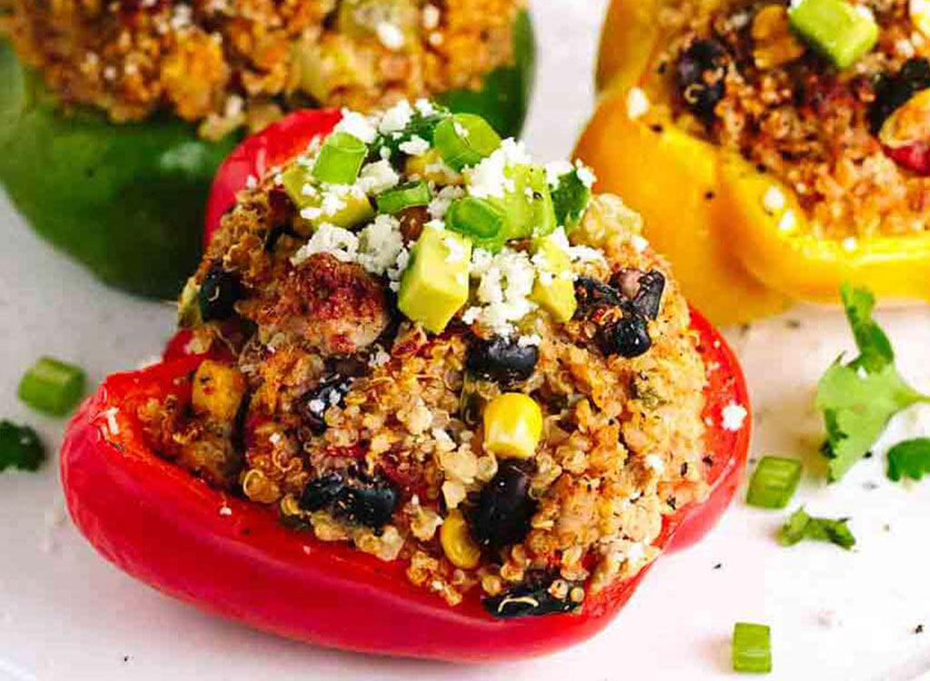 A receita saudável de pimentos recheados com peru e quinoa