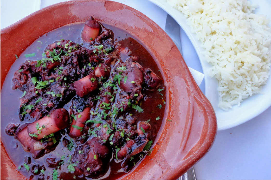 Polvo guizado em vinho tinto à moda do Pico