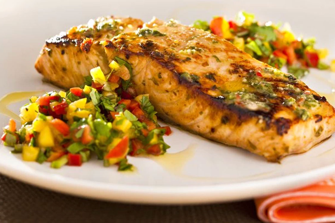 Receita de salmão grelhado com molho de mel e pimenta para toda a família
