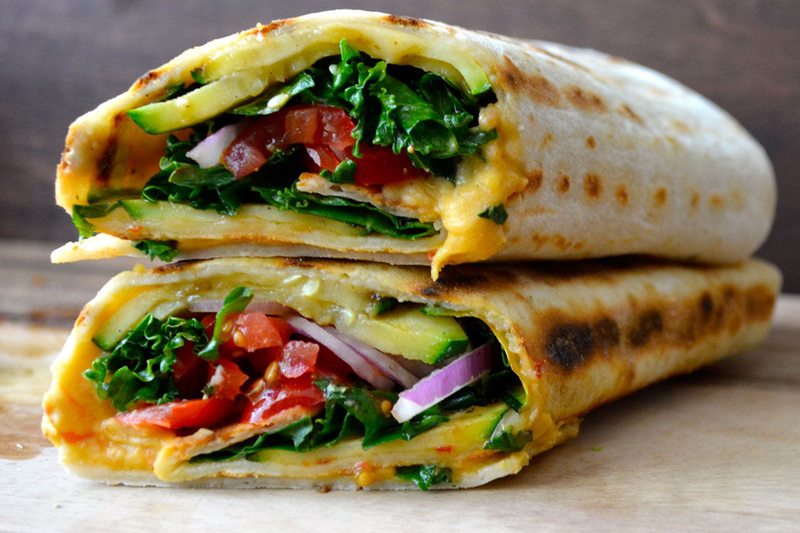 Para os dias em que não há faca e garfo: wraps com húmus