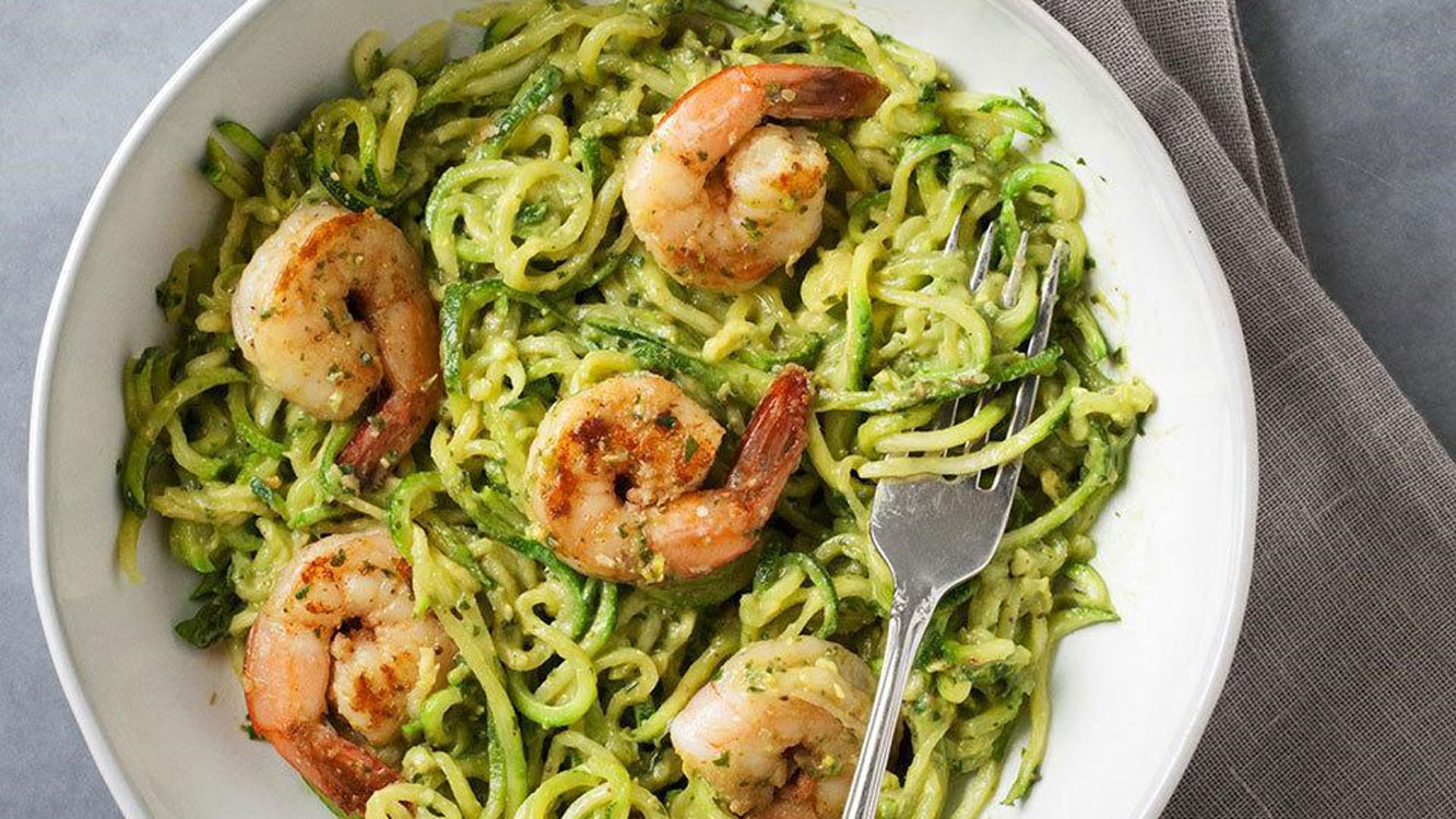 Esparguete de courgette e camarão para um jantar leve