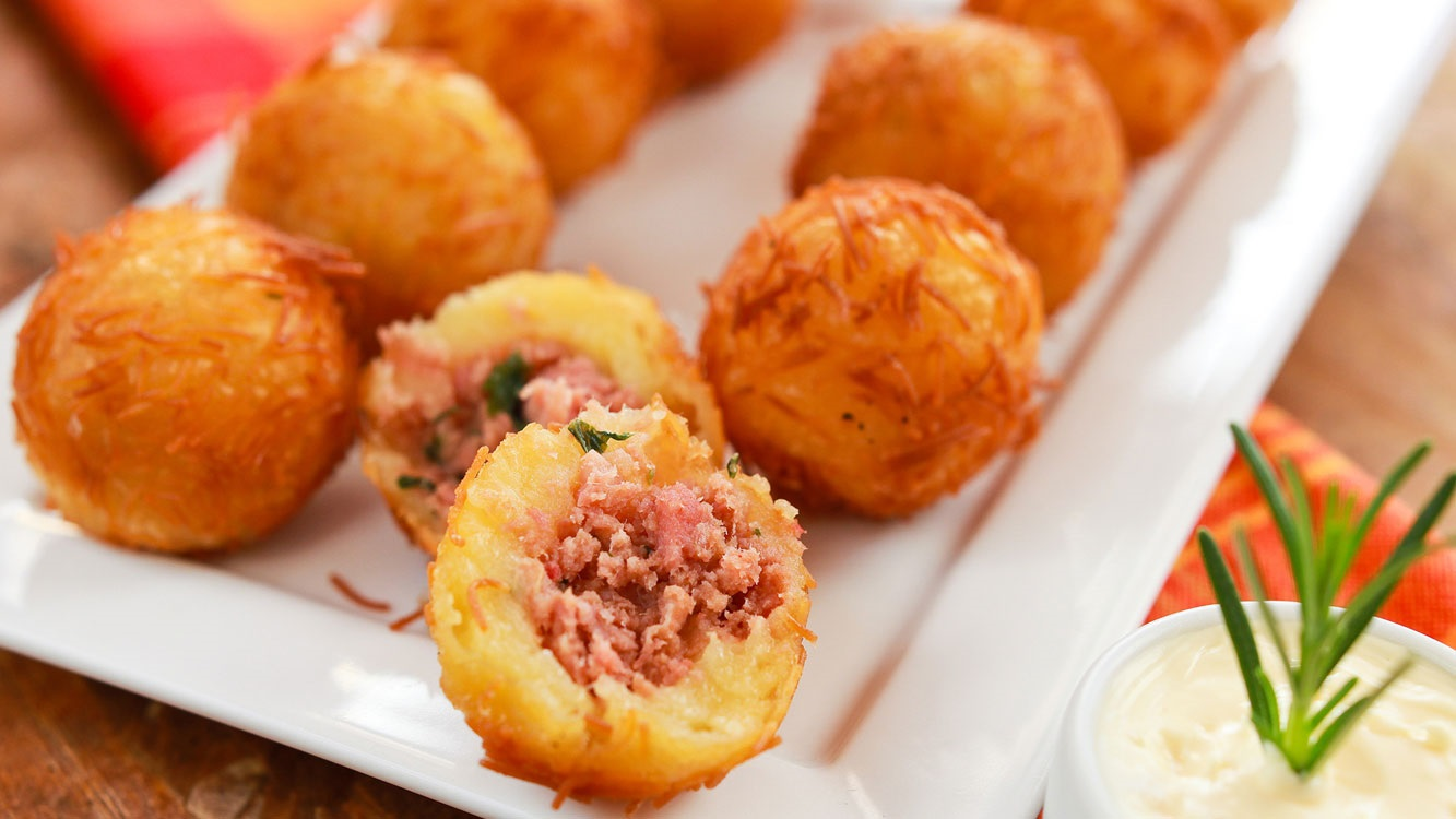 Que tal uns bolinhos de mandioca com carne picada?