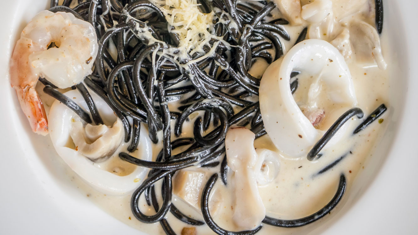 Esparguete nero com lulas e camarão