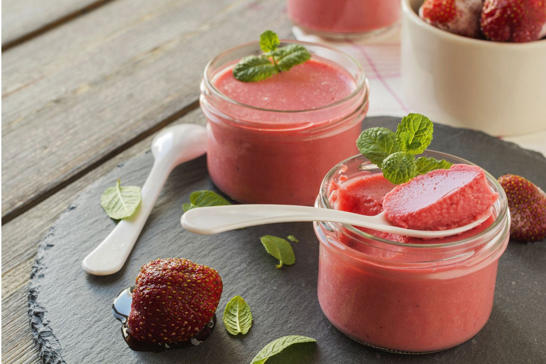 Pudim de iogurte e morangos