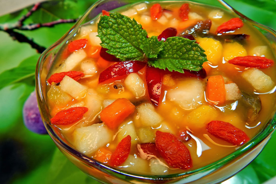 Salada de fruta com calda de gengibre e hortelã, ideal para manter a linha