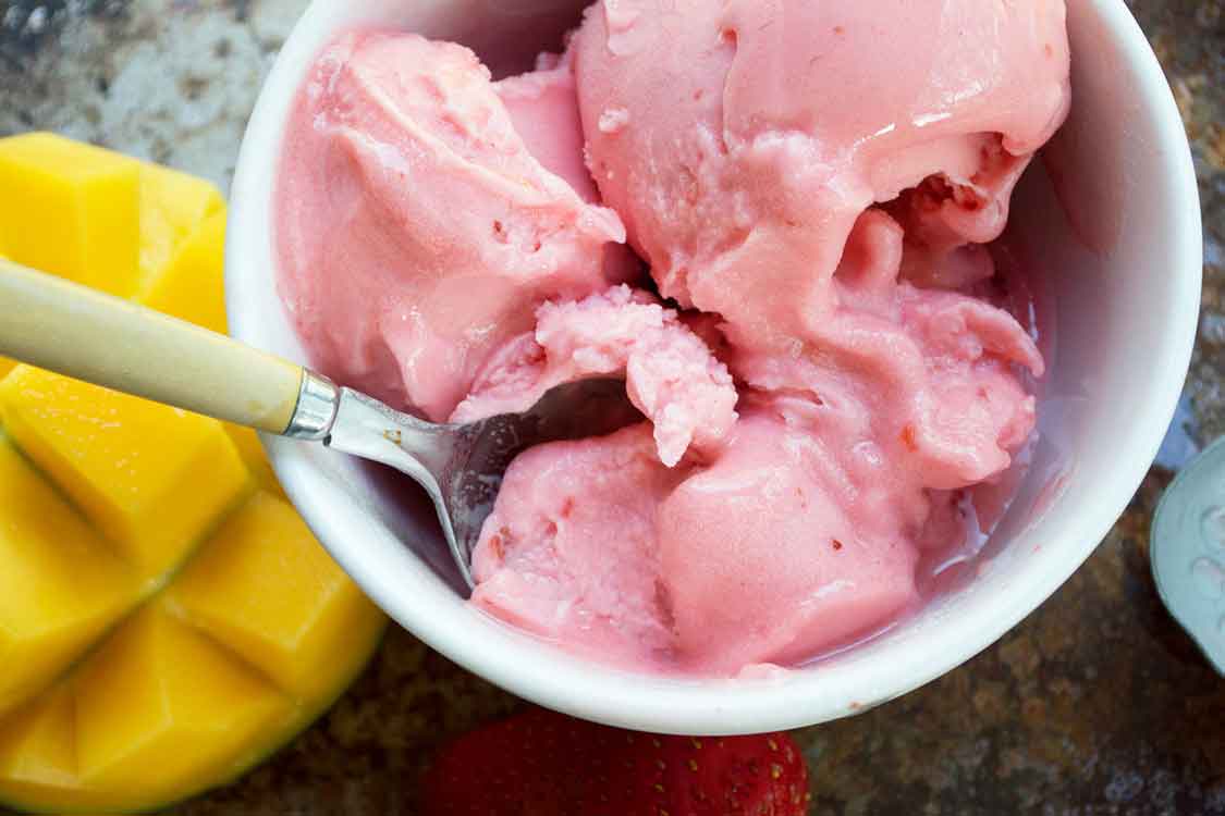 Iogurte gelado de manga e morango