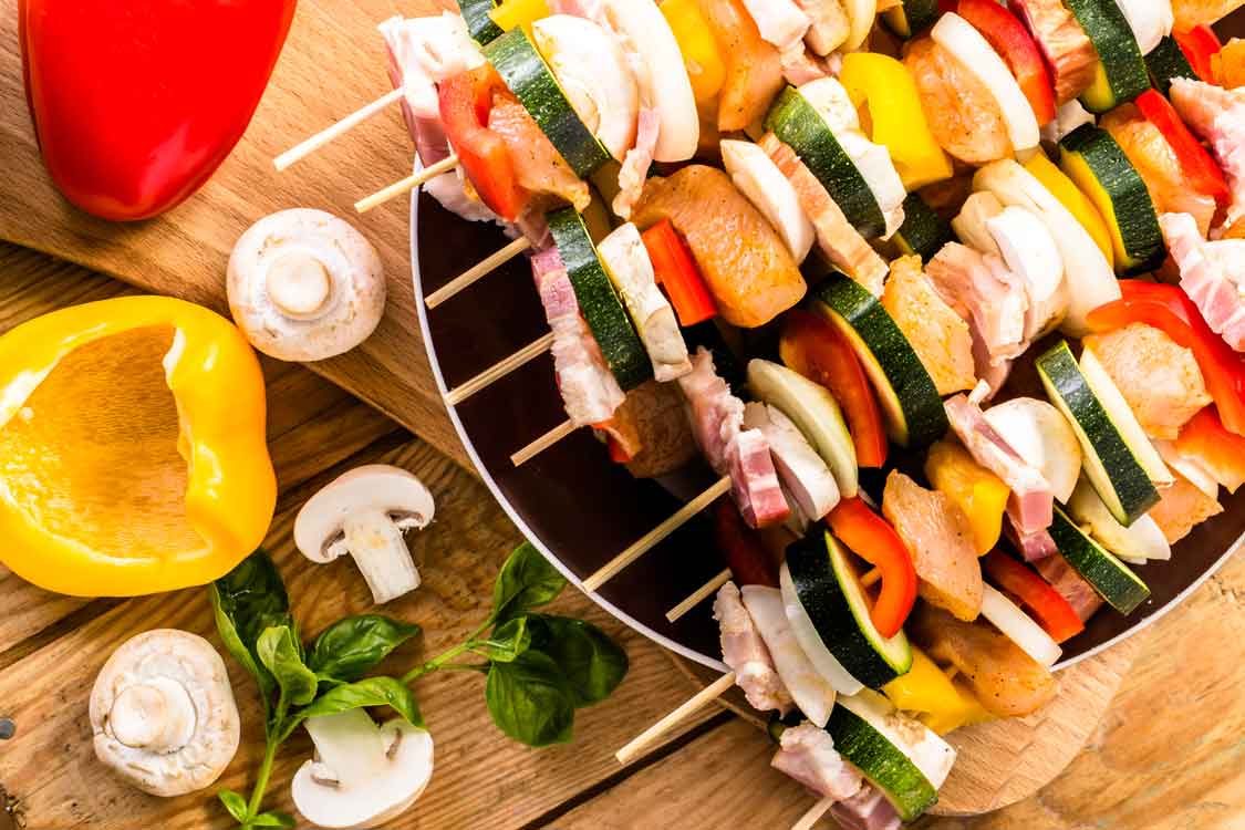 Espetadas de frango, bacon e vegetais