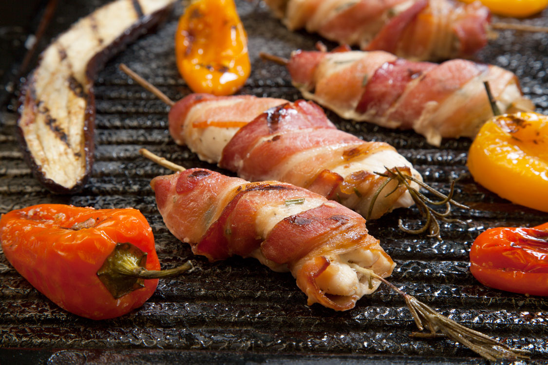 Peitos de frango embrulhados em bacon