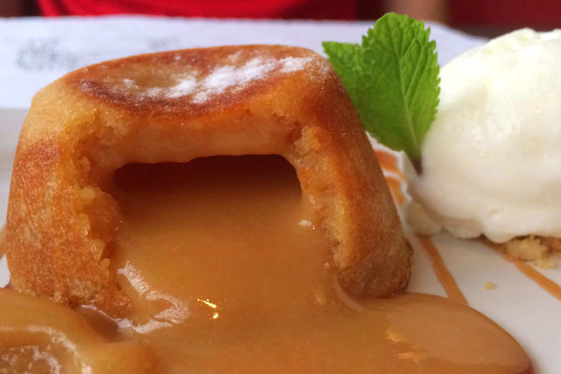 Delicie-se com um petit gateau de doce de leite