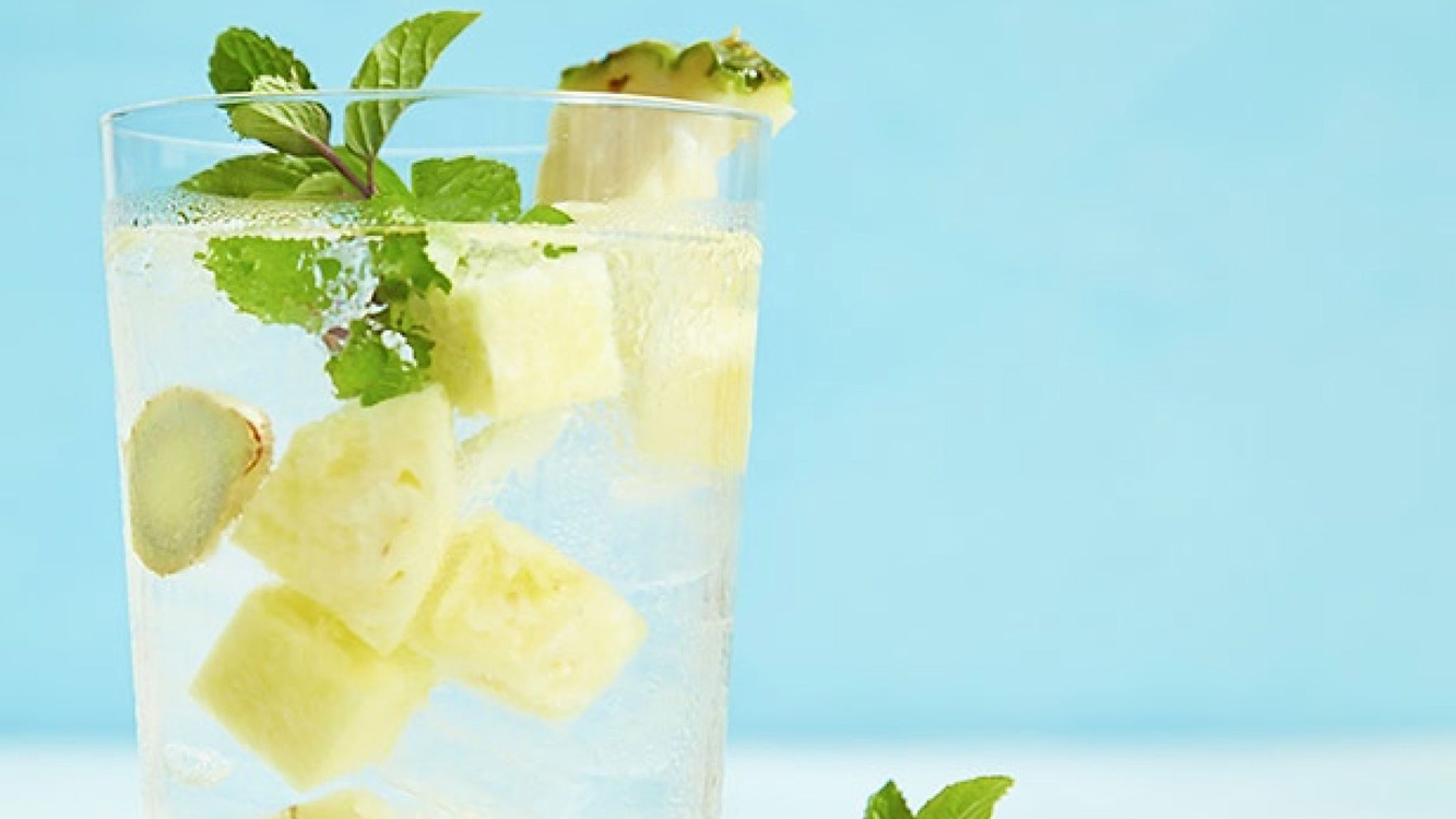 A água de abacaxi ajuda a combater a dor nas articulações, desinflamar e ainda vai fazer emagrecer